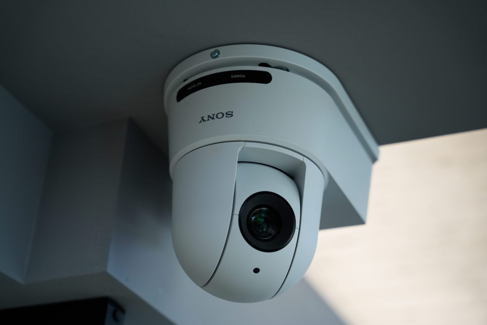 天花板上的 Sony AI 追蹤攝影機